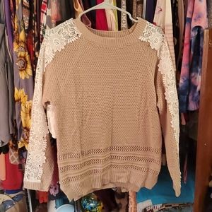 Small laced sleeved sweater